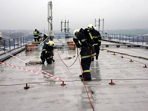 Z nácviku zásahu pražských hasičů ve skladovací budově vysoké 54 metrů.