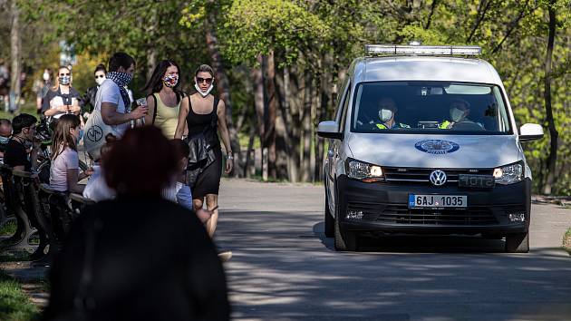 Pražané při velikonočním víkendu v centru Prahy. Na snímku Letenské sady.