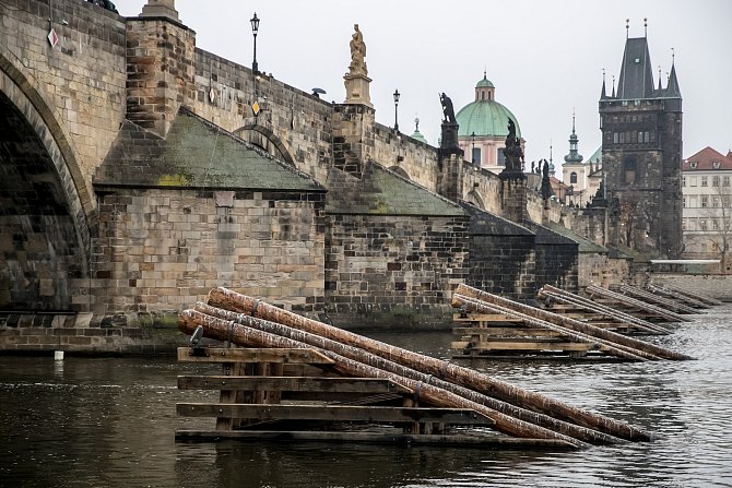 Nově zrekonstruované ledolamy u Karlova mostu 12. listopadu 2019 v Praze.