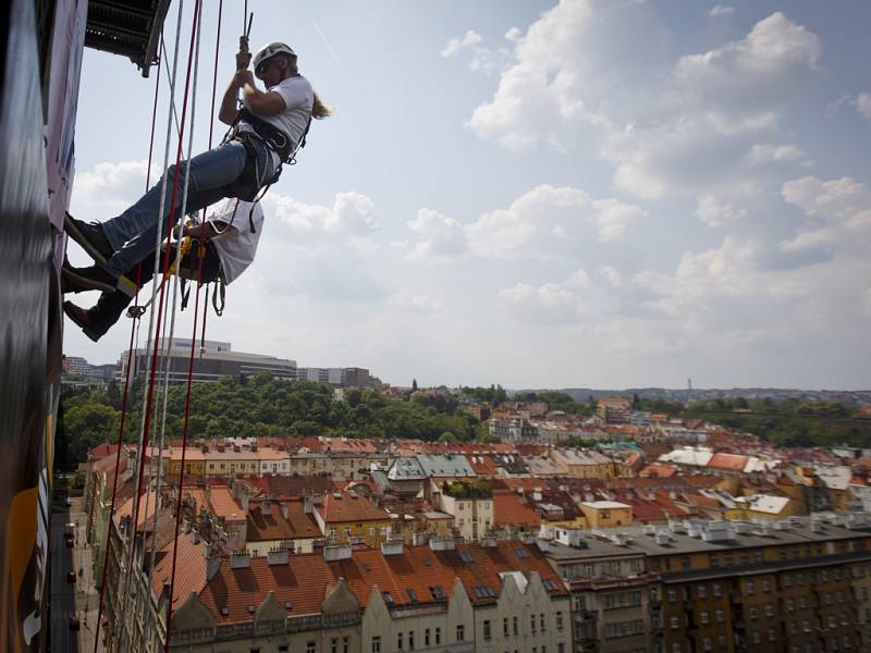 Součástí druhého ročníku festivalu Pojď dál, který se uskutečnil ve čtvrtek 1. května 2014 v Praze, bylo i slaňování z Nuselského mostu na invalidním vozíku.