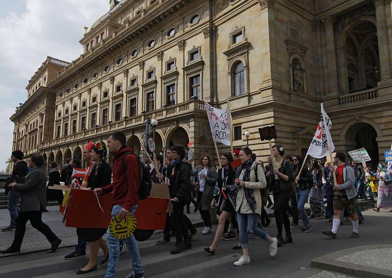 Studentský Majáles 2017 - průvod Prahou od Sovových mlýnů na Ovocný trh.