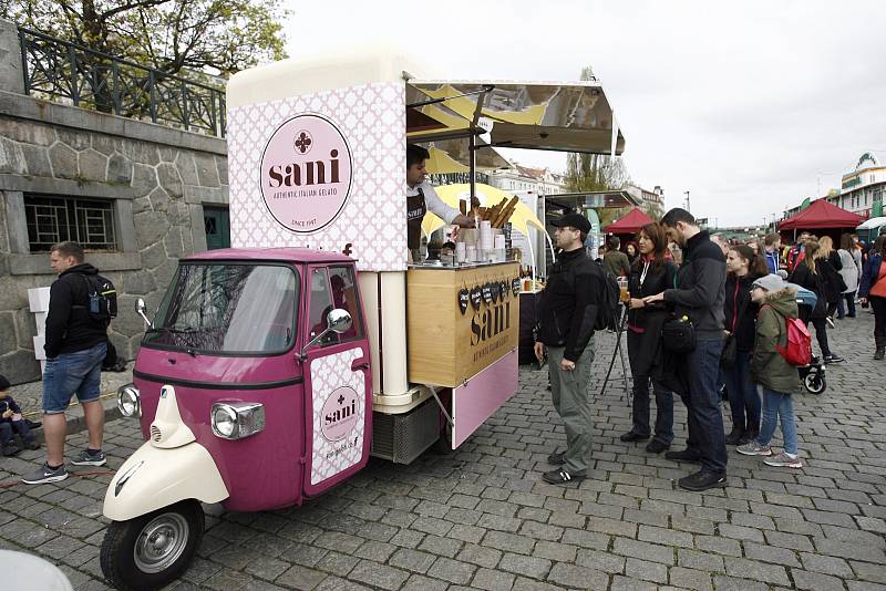 ... nebo z tříkolových italských vozítek Piaggio.