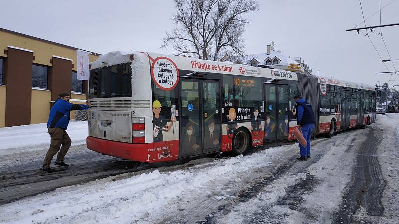 Sněhová kalamita způsobila 8. února 2021 problémy ve veřejné dopravě v Praze a okolí. Na snímku je kloubový autobus v Prosecké ulici. Do záchrany se zapojili sami cestující.