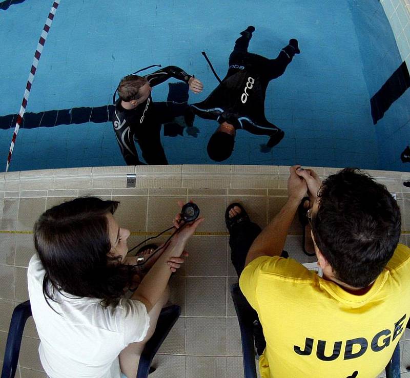 CO NEJDÉLE. Freediving ušel od dob Petra Čepka ve Vesničce mé střediskové hodně daleko. (Závody a seznámení veřejnosti s freedivingem  v bazénu na pražském Suchdole.)