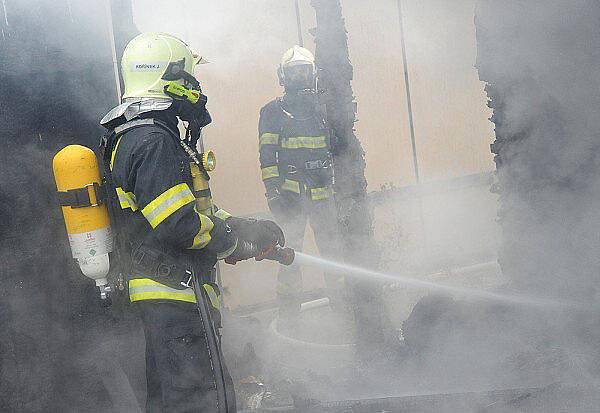 Plameny zničily jednu z opuštěných stavebních buněk v ulici V Lužích.