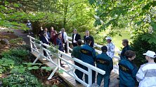 Slavnostní otvírání mostku v botanické zahradě Střední odborné školy Jarov.