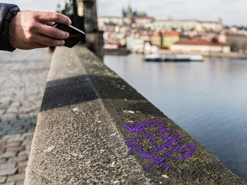 Posprejovaný Karlův most v Praze.