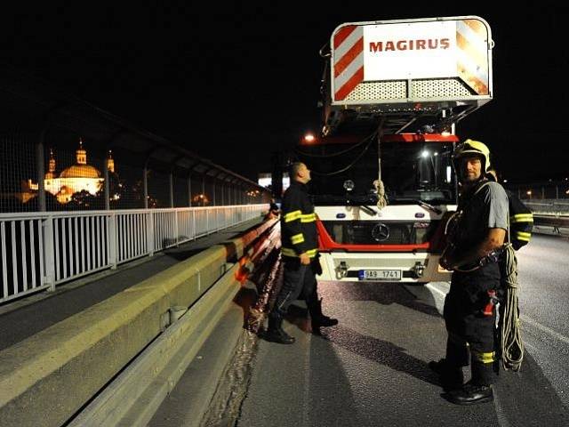 Záchrana sebevraha, který chtěl skočit z Nuselského mostu v Praze.