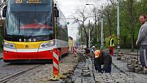 Oprava tramvajových kolejí v ulici Badeniho.