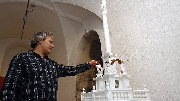 Akademický sochař Petr Váňa s modelem Mariánského sloupu v poměru 1:10.