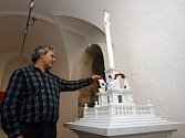 Akademický sochař Petr Váňa s modelem Mariánského sloupu v poměru 1:10.
