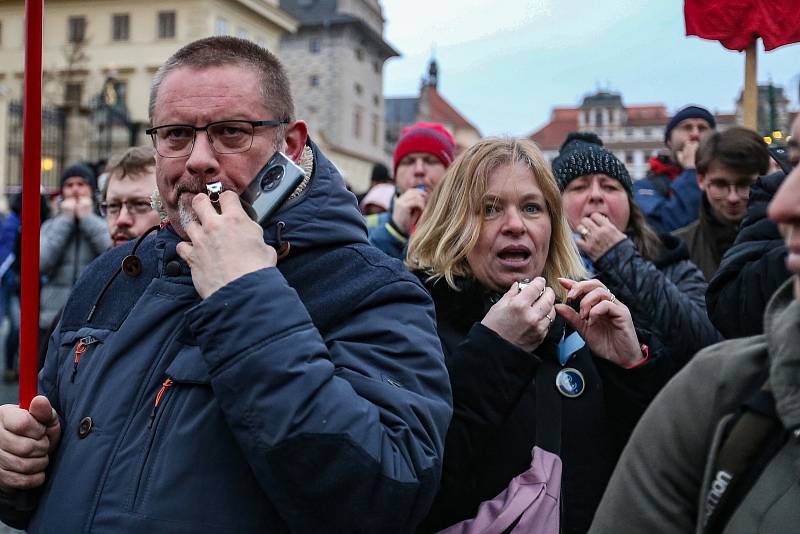 Protest proti udělení milosti prezidentem Milošem Zemanem šéfovi Lesní správy Lány Miloši Balákovi se konal u Pražského hradu 31. března 2022.