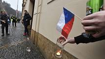 Protest proti protiepidemickým opatřením - Sídlo Úřadu vlády v Praze propojil 3. ledna 2021 se Staroměstským náměstím řetězec z půllitrů a skleniček se svíčkami na protest proti protiepidemickým opatřením vlády.