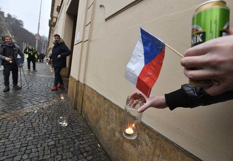 Protest proti protiepidemickým opatřením - Sídlo Úřadu vlády v Praze propojil 3. ledna 2021 se Staroměstským náměstím řetězec z půllitrů a skleniček se svíčkami na protest proti protiepidemickým opatřením vlády.