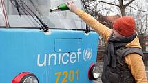 Za účasti hudební skupiny Portless v čele s Kryštofem Michalem byla 17.prosince v prostorách vozovny Střešovice symbolicky pokřtěna tramvaj UNICEF. Na snímku Kryštof Michal.