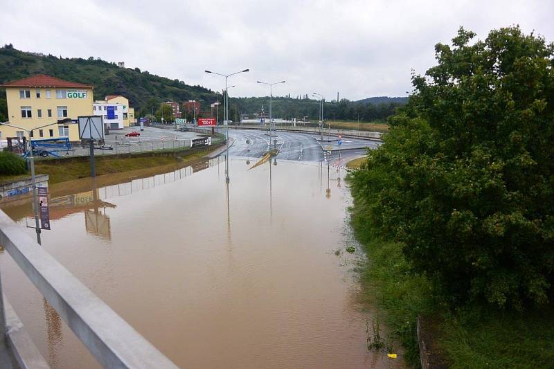 Dejvice Podbabská z mostu směr Suchdol.