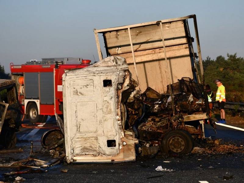 Auto jedoucí po D11 v protisměru se čelně střetlo s náklaďákem, oba vozy shořely, řidiči zemřeli.