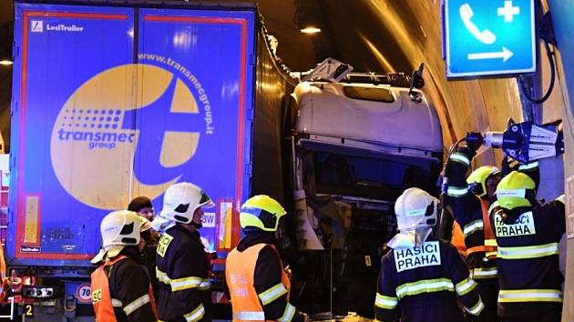 Tunely na Pražském okruhu stály kvůli nehodám kamionů. Pro jednoho řidiče letěl vrtulník.