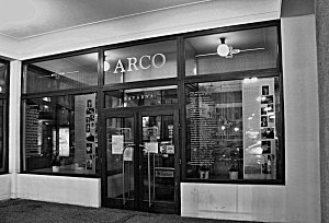 Vstup do kavárny Arco.