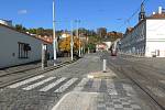 Praha nechala rozšířit tramvajovou zastávku Malostranská v obou směrech. Přibyl ochranný cyklopruh.