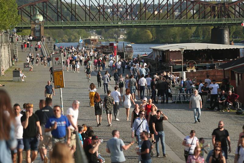 Rozvolnění protiepidemických opatření a letní počasí byly v pondělí kombinací, která vyhnala do ulic stovky Pražanů. S redakčním objektivem jsme navštívili náplavku u Palackého náměstí.