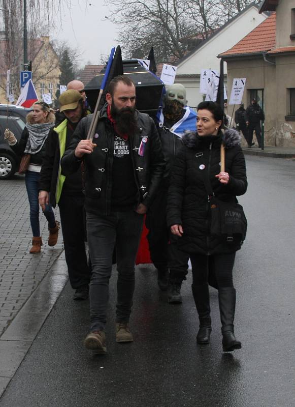 Nespokojení občané se v neděli 3. ledna 2021 sešli v Průhonicích ve smutečním průvodu za zbytečné oběti covid-19 až před dům premiéra Andreje Babiše (ANO).