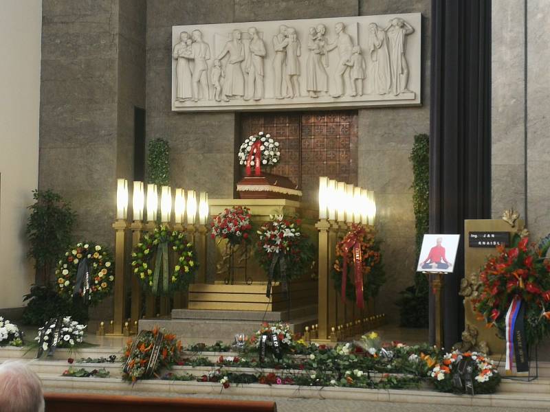 Poslední rozloučení s učitelem Středního odborného učiliště v pražské Ohradní ulici, který byl zavražděn 31. března.