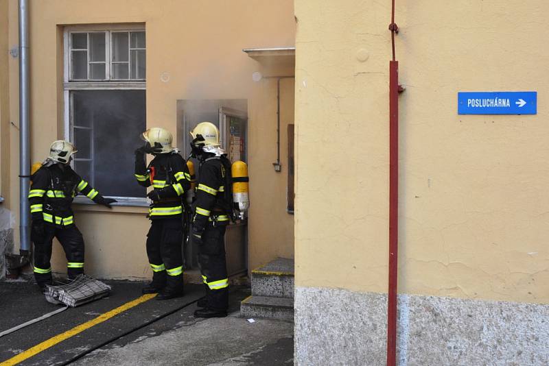 Cvičení hasičů spojené i s evakuací dětí se ve čtvrtek 16. dubna 2015 uskutečnilo v budově foniatrické kliniky Všeobecné fakultní nemocnice v Žitné ulici v centru Prahy. Hasiči ze dvou pražských stanic se museli vypořádat s požárem v elektrické rozvodně.