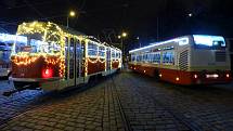 Vánočně nazdobené tramvaje v Praze.