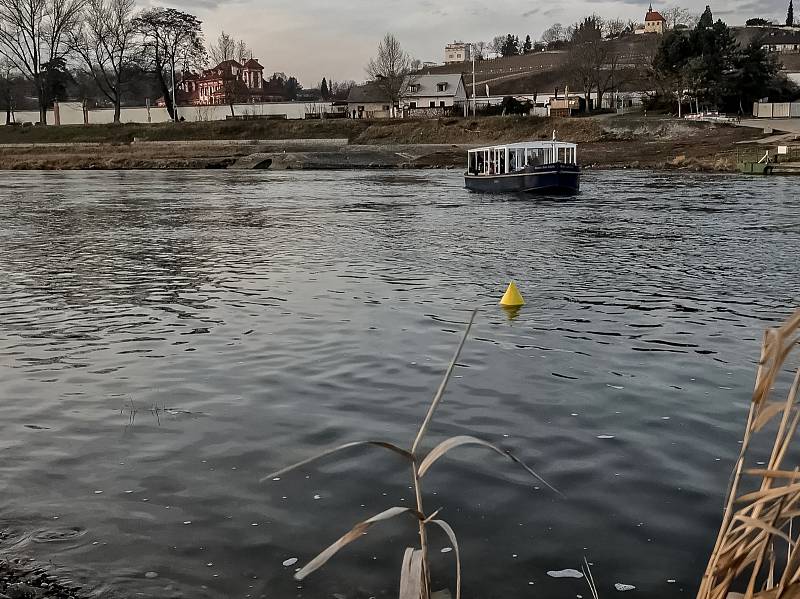 Přívoz mezi Stromovkou a Trojou, na místě, kde se v prosinci zřítila lávka, 29. listopadu v Praze.