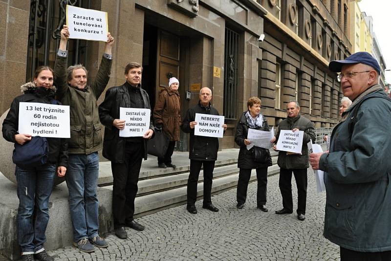 Jasný názor ohledně H-Systemu přišli lidé z Horoměřic vyjádřit ve čtvrtek 30. října 2014 k Městskému soudu v Praze i s vytištěnými hesly v rukou. Doufají, že uspějí a ustupovat by nechtěli.