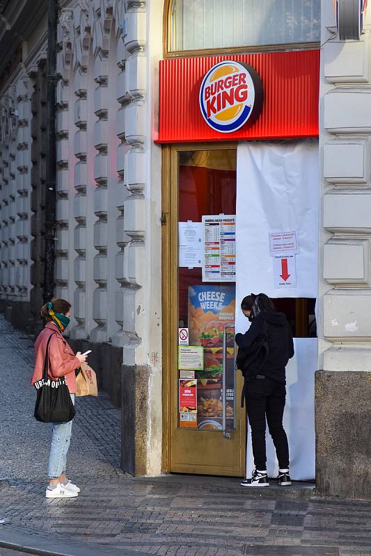 Prázdné ulice Prahy a lidé s rouškami 18. března 2020. Provoz Burger King na Václavském náměstí v době karantény.