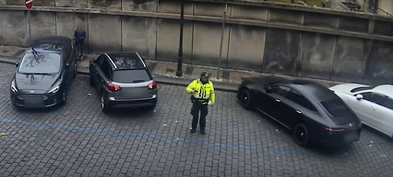 Řidič v Praze málem přejel policistu.