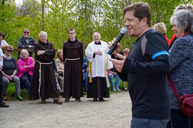 Slavnostní žehnání kapli přesunuté od karlovarské silnice k Peterkovu mlýnu.