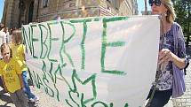 Před radnicí Prahy 4 v pondělí 9. května demonstrovaly desítky lidí proti rušení školy. 
