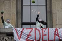 Studenti vyhodili 19. ledna z ochozu pražské Právnické fakulty UK 90 melounů jako symbol milionů, které stály přípravy zákonů reformy vysokých škol.