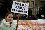 Studenti vyhodili 19. ledna z ochozu pražské Právnické fakulty UK 90 melounů jako symbol milionů, které stály přípravy zákonů reformy vysokých škol.