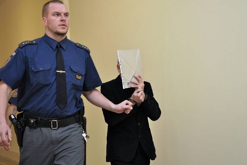  Stanislav Havlíček, podle typické bundy přezdívaná kriminalisty Bomberman, vyslechl v pondělí verdikt u Městského soudu v Praze