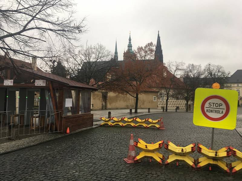 Areál Pražského hradu je kvůli nouzovému stavu v souvilosti s covid-19 uzavřen.
