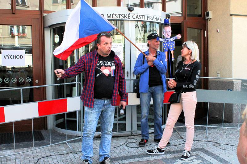 Zastupitelstvo Prahy 6 projednávalo 12. září 2019 osud sochy maršála Koněva. Sešli se zde i odpůrci zakrytí či přemístění.