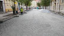 Rekonstrukce Jaselské ulice v Praze 6 se stala předmětem kritiky kvůli necitlivému přístupu ke stromům.