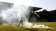 Fanoušci Baníku Ostrava vhodili na stadion Bohemians 1905 několik dýmovnic a dělobuchů. 