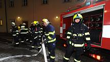 Požár záložního zdroje v podzemní garáži v Praze 1