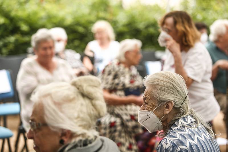 Seniorská módní přehlídka se v Centru RoSa konala ve čtvrtek 15. července 2021.