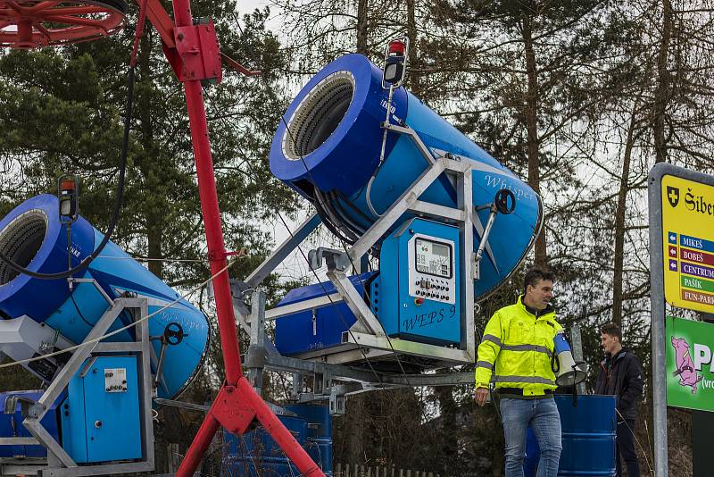 Areál Šibeniční vrch se otevřel zájemcům o lyžařskou techniku i slavného kocoura Mikeše.