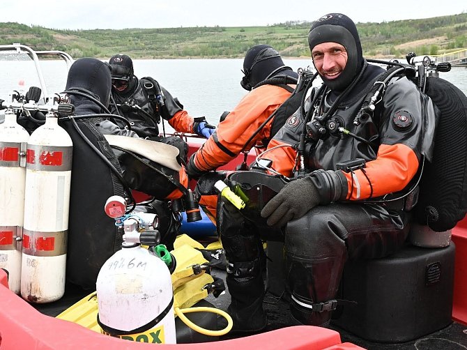 Potápěči pražských hasičů zorganizovali třídenní výcvik na jezeře Most.