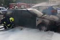 Požár zaparkovaných aut v Nových Butovicích 18. července 2022.