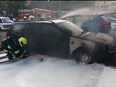 Požár zaparkovaných aut v Nových Butovicích 18. července 2022.
