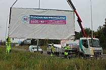 Pracovníci městské firmy Technologie hlavního města Prahy (THMP) odstraňují nelegální billboard v Radlické ulici.