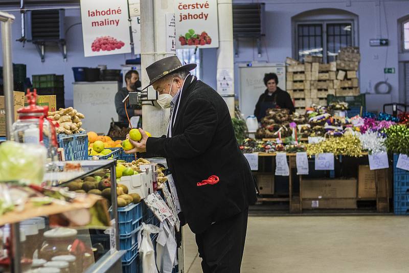 Ve vyhlášené hale 22 v pražských Holešovicích prodává na 50 farmářů a prodejců ovoce, zeleninu nebo pečivo.